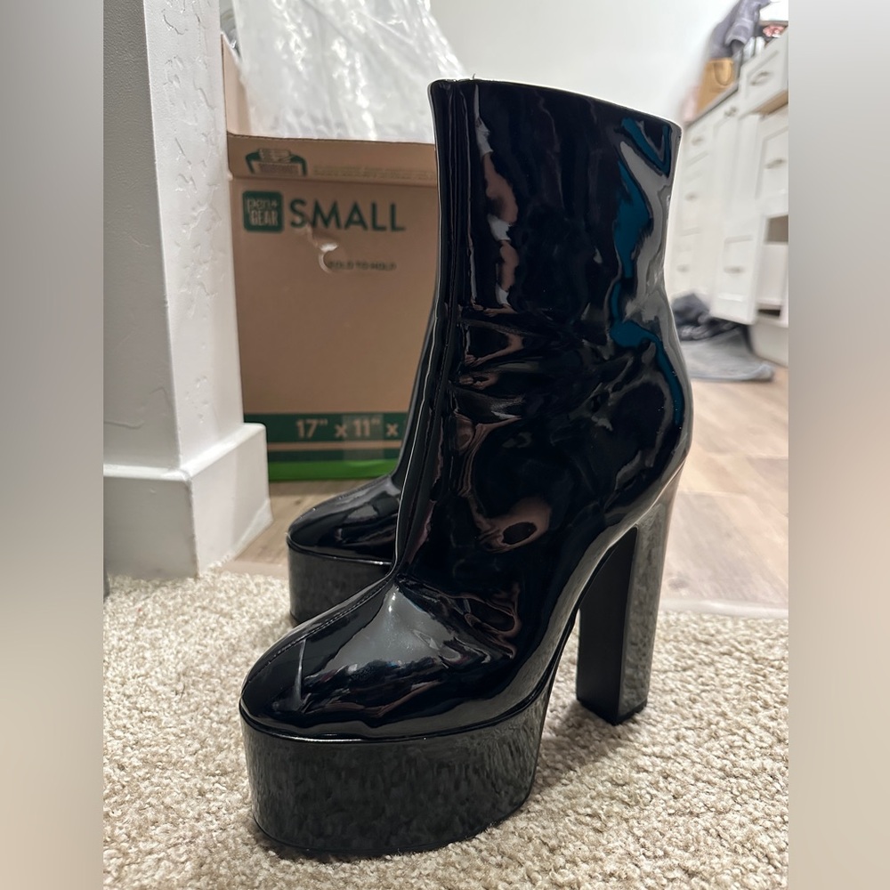 STEVE MADDEN "PASSION" patent leather boots
Size 10 only worn once!